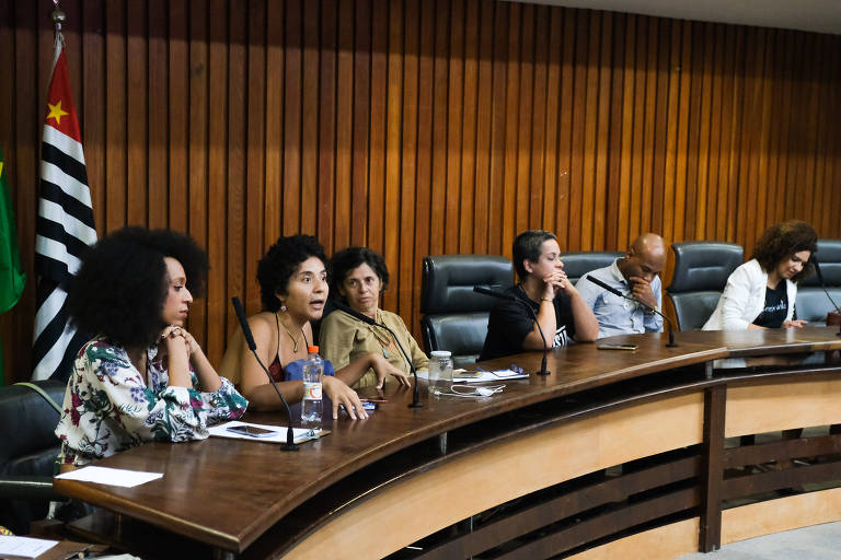 Os codeputados Erika Hilton, Paula Aparecida, Claudia Visoni, Raquel Marques, Jesus dos Santos e Monica Seixas durante audiência para prestar contas parcial sobre o mandato coletivo na Assembleia de SP