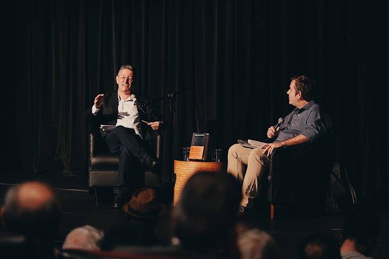 O jornalista Gilberto Nascimento (esq.), autor de 'O Reino - A História de Edir Macedo e uma Radiografia da Igreja Universal', e o repórter da Folha Flávio Ferreira, mediador do debate
