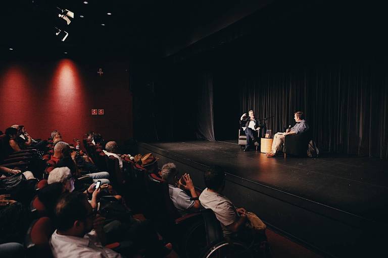Público do debate sobre o livro 'O Reino - A História de Edir Macedo e uma Radiografia da Igreja Universal', de Gilberto Nascimento, no Teatro Eva Herz