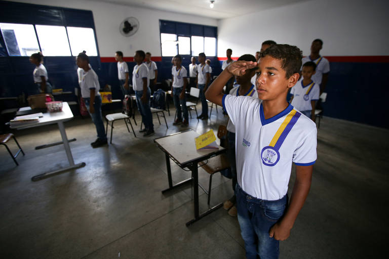 Líder de sala de aula na escola Ivete Oliveira bate continência