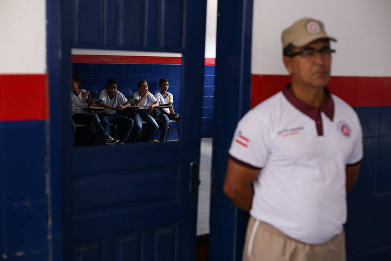 Militar monitora sala de aula na escola Ivete Oliveira
