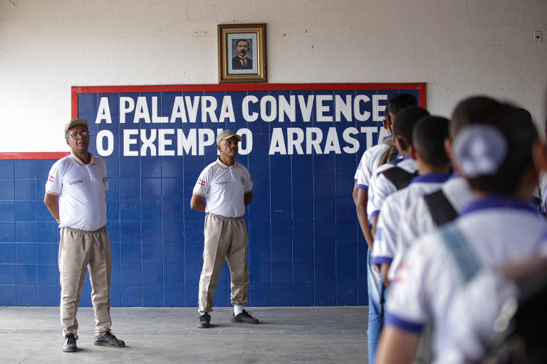 Estudantes enfileirados na escola Leobino Cardoso Ribeiro, na BA
