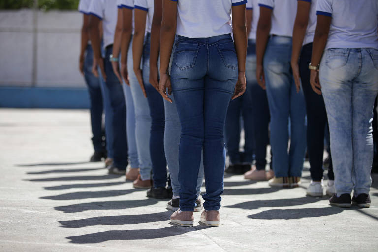 Estudantes enfileirados para o hino nacional na escola Ivete Oliveira.