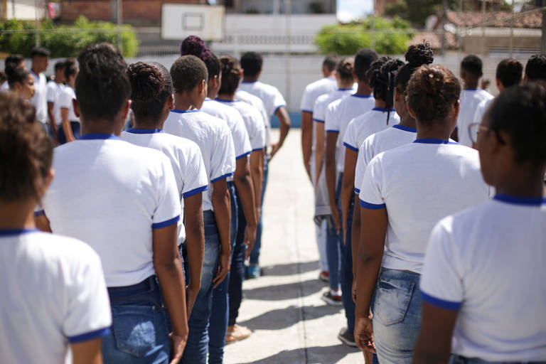 Estudantes enfileirados para o hino nacional na escola Ivete Oliveira