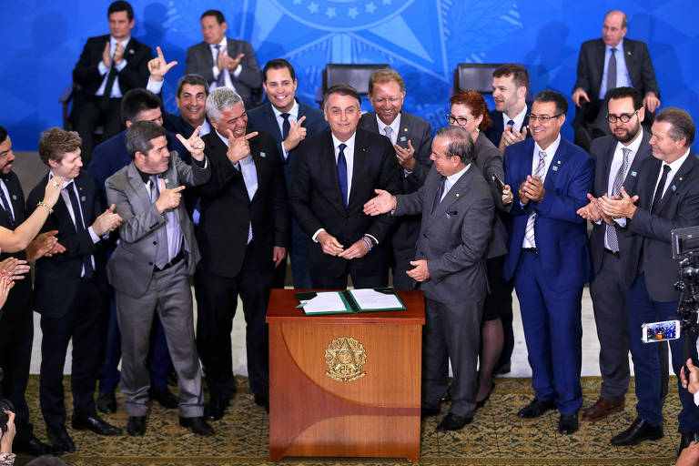 O presidente Jair Bolsonaro durante assinatura de decreto presidencial que flexibiliza regras para atiradores esportivos, caçadores e colecionadores de armas