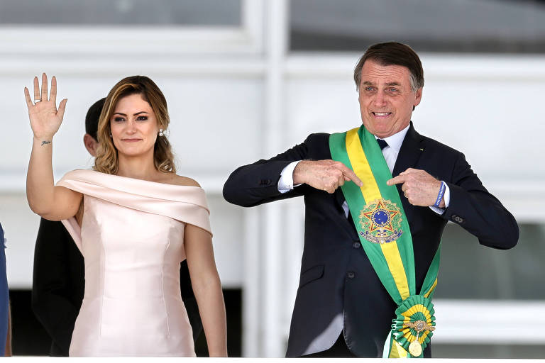 Jair Bolsonaro, à época no PSL, ao lado de sua mulher, Michelle Bolsonaro, no dia de sua posse como presidente, no Palácio do Planalto, em Brasília