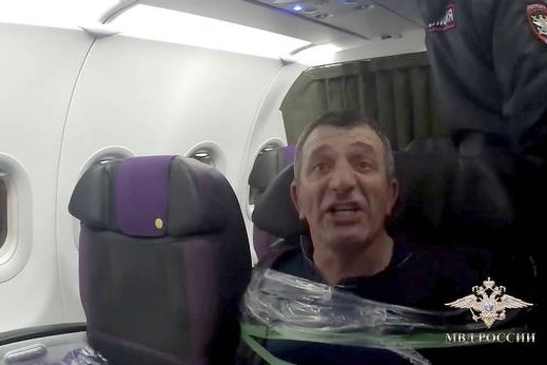 Homem é preso ao assento do avião com fita adesiva