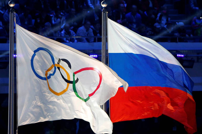 As bandeiras olímpica e da Rússia na cerimônia de encerramento dos Jogos de Inverno de Sochi, em 2014