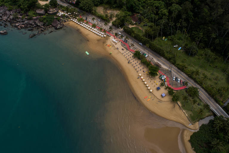 Vista aérea da praia do Sino, em Ilhabela, no litoral de São Paulo
