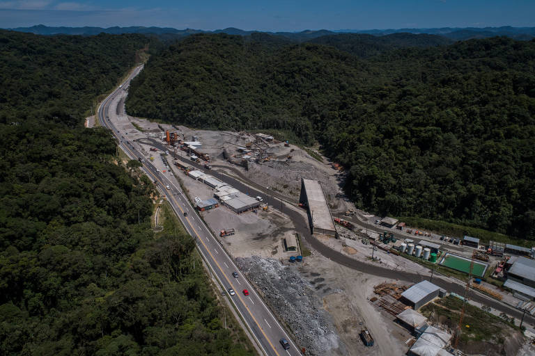 Obras na rodovia dos Tamoios (SP), que teve financiamento privado