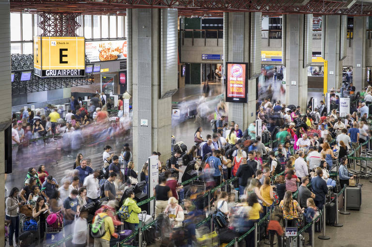 Movimento de passageiros no setor de embarque do Terminal 2 do aeroporto de Cumbica, em Guarulhos (Grande SP)