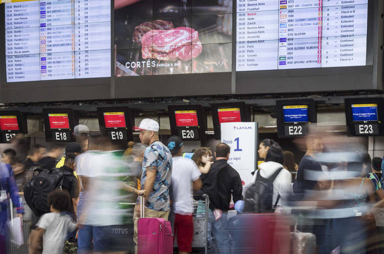 Movimento de passageiros no setor de embarque do Terminal 2 do aeroporto de Cumbica, em Guarulhos (Grande SP)