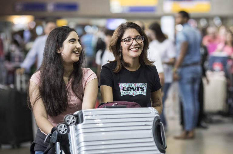 Tatiana Rêgo, 45, e a filha Gabriela,16, caminham no terminal 2 de Cumbica