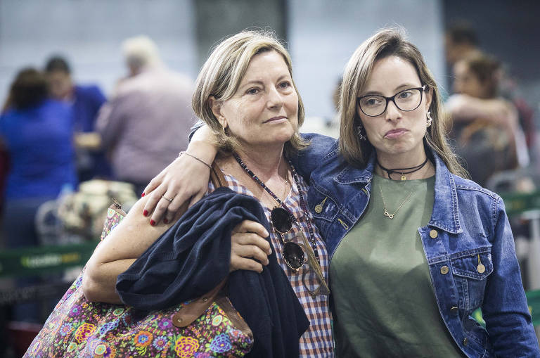 Terezinha Dal Antonia,60 (dentista) e Marina Assumpcao,32 (médica) são mãe e filha; elas aguardavam embarque para Fortaleza (CE) nesta quinta (19)