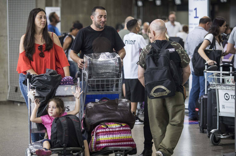 Movimento de passageiros no Aeroporto de Cumbica; passageiros, o casal mineiro André Tavares,38, e Jussara Carvalho,38, com a filha Helena Maria,4