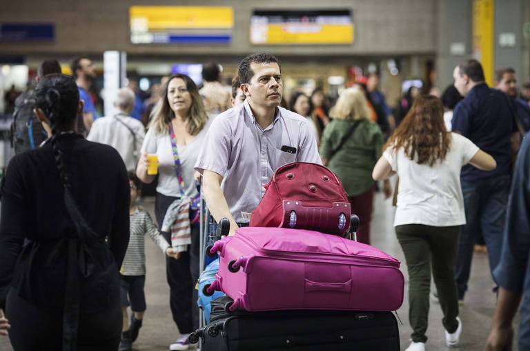 Movimento de passageiros no aeroporto de Cumbica, em Guarulhos, nesta quinta-feira (19)