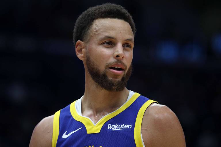 Nudes do jogador de basquete Stephen Curry vazam na rede social, segundo site