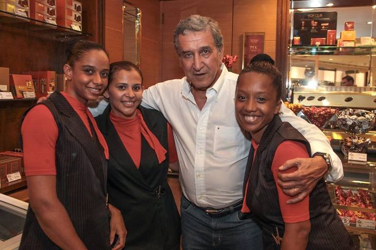 Ao centro, Carlos Parreira, ex-treinador de futebol e técnico brasileiro