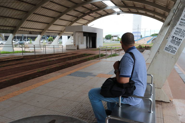 Estação abandonada do VLT de Cuiabá, que tem obras paradas desde 2014