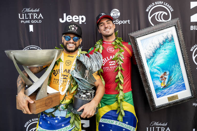 Ítalo Ferreira (à esquerda) e Gabriel Medina com os prêmios pela conquista do Mundial de Surfe e do vice-campeonato, respectivamente