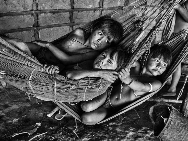 As meninas Elizabete, Naira e Josealma, em maloca na aldeia ianomâmi no Amazonas