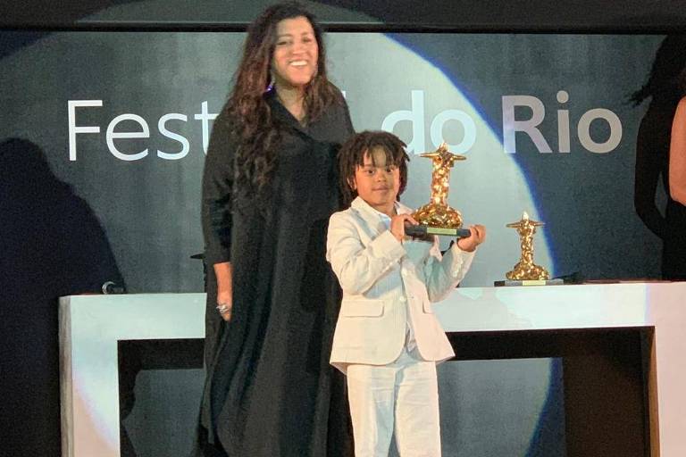Acompanhada pelo filho, Roque, Regina Casé é premiada no Festival do Rio