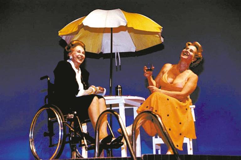 Arlete Montenegro (à esq.) e Vera Holtz em cena da peça "Pérola", de Mauro Rasi