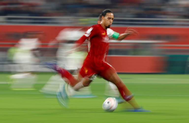 O zagueiro holandês, Virgil van Dijk, protege a bola de Everton Ribeiro, capitão do Flamengo