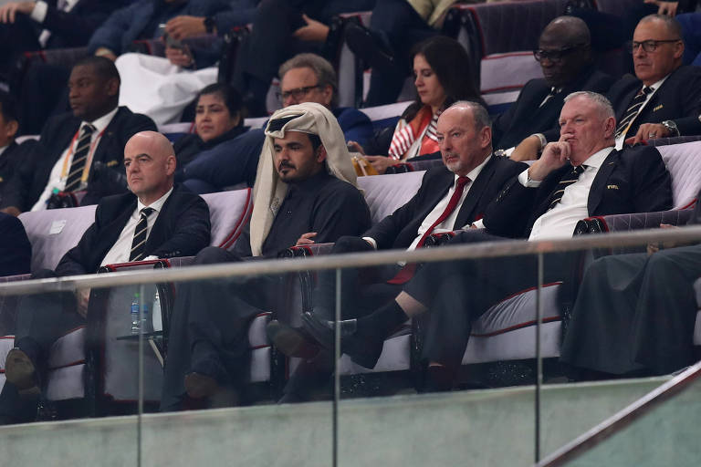 O presidente da Fifa, Gianni Infantino, assiste à final ao lado do xeque Joaan bin Hamad Al Thani