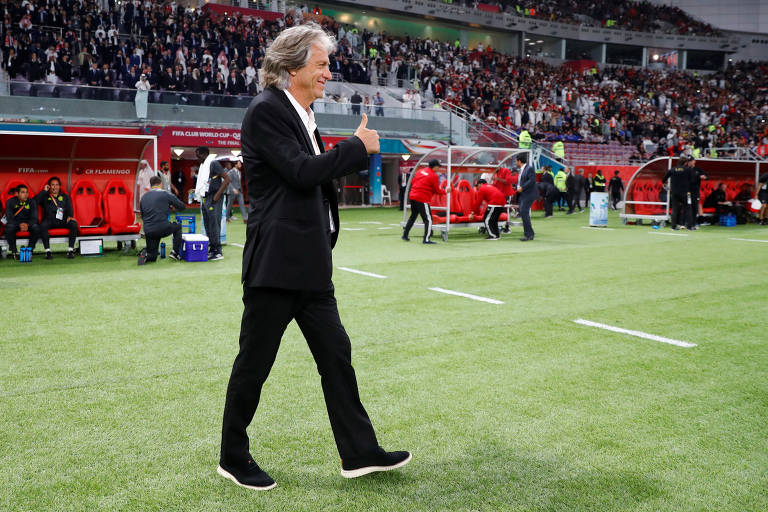 O técnico Jorge Jesus, campeão brasileiro e da Libertadores com o Flamengo, à beira do gramado do estádio Khalifa
