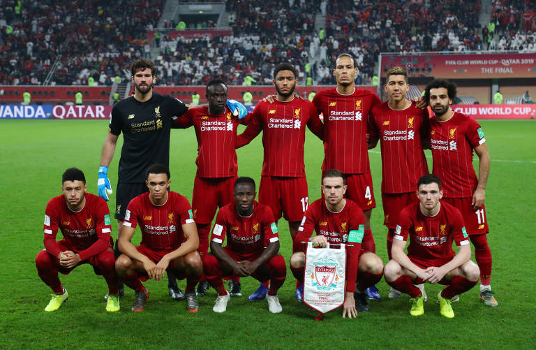 Equipe do Liverpool posa para a foto oficial antes do apito inicial