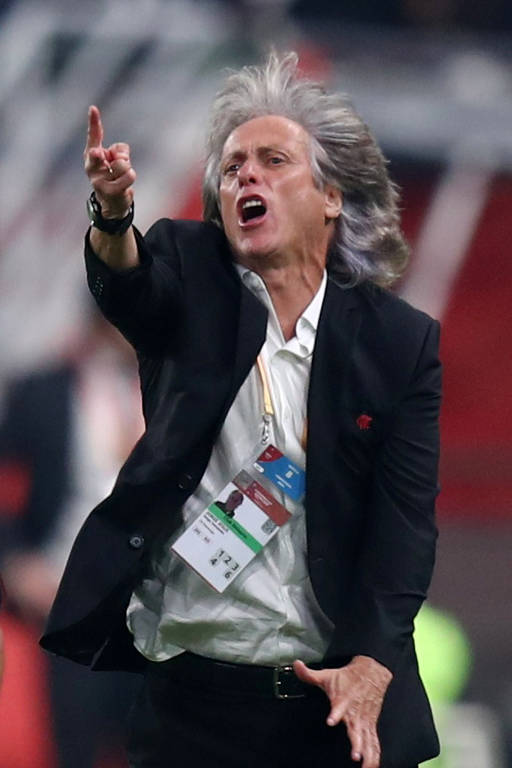 Jorge Jesus orienta seus atletas na final diante do Liverpool