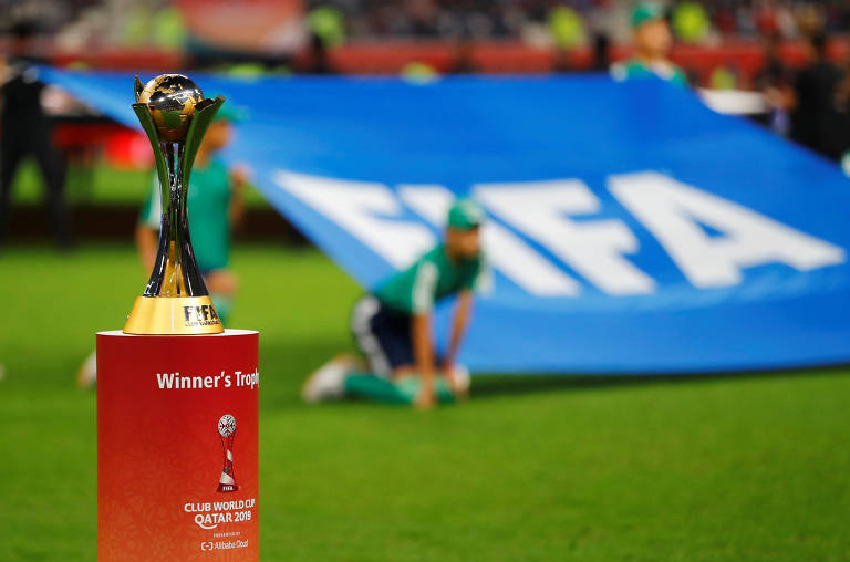 A taça do Mundial de Clubes, exposta no gramado do estádio Khalifa, em Doha, no Qatar