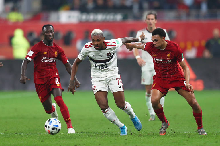 Vitinho, do Flamengo (de branco), tenta passar por Keita (à esq.) e Alexander-Arnold na final do Mundial de Clubes de 2019