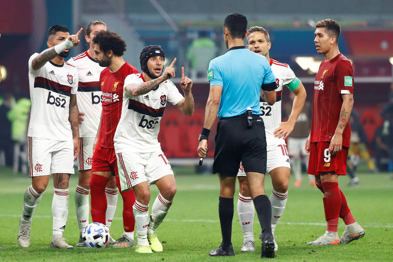 Rafinha protesta contra a arbitragem, que anotou pênalti e depois, com auxílio do VAR, voltou na marcação e não assinalou a penalidade