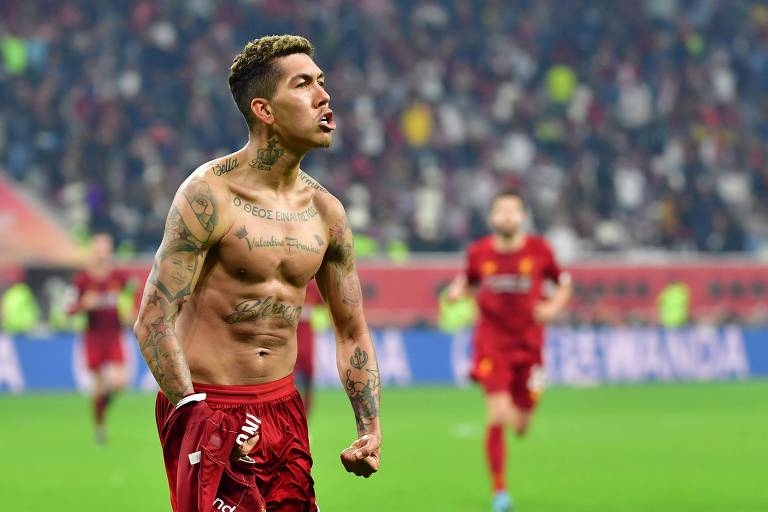 Firmino comemora, sem camisa, o gol que deu ao Liverpool o título do Mundial de Clubes