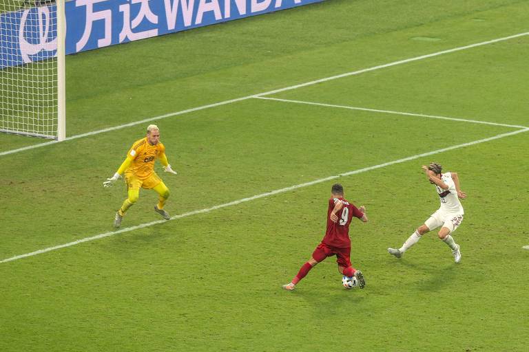 Firmino recebe de Mané e corta Rodrigo Caio, antes de finalizar