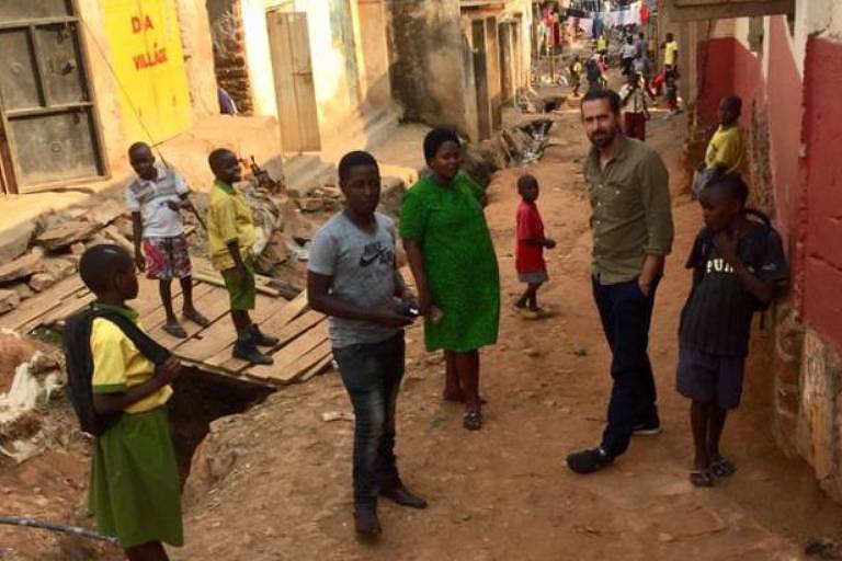 Daniel, Prudence e Jamie na favela em Campala onde ela trabalha; a enfermeira convenceu muitas pessoas próximas a investir suas economias na OneCoin, e o dinheiro foi perdido