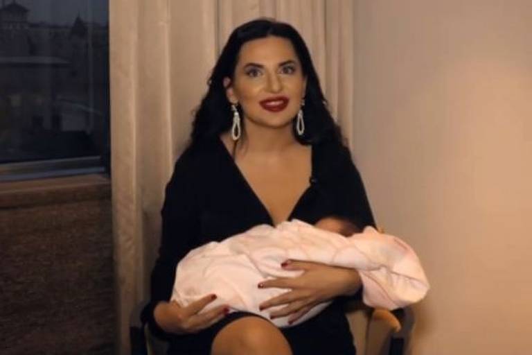 Ruja posou ao lado da filha bebê nas redes sociais; pistas apontam para a cidade alemã de Frankfurt