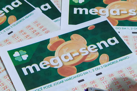 RIO DE JANEIRO, RJ, 18.11.2019 - Loterica No Rj, Mega Sena Acumulada No Rj - Mega Sena acumula mais uma vez e segundo estimativa o premio pode chegar aos 14 milhoes no proximo sorteio e as casas lotericas estao cheias com jogadores e suas apostas, lotérica em Rocha Miranda zona norte do Rio de janeiro na tarde desta segunda-feira(18/11). - (Foto: Jorge Hely/FramePhoto/Folhapress) ***PARCEIRO FOLHAPRESS - FOTO COM CUSTO EXTRA E CRÉDITOS OBRIGATÓRIOS***