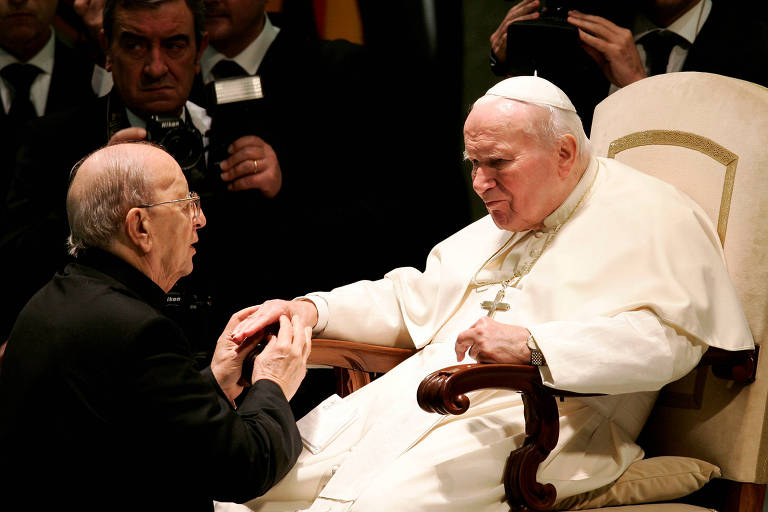O papa João Paulo 2º, à dir., recebe o mexicano Marcial Maciel, fundador dos Legionários de Cristo, durante audiência no Vaticano