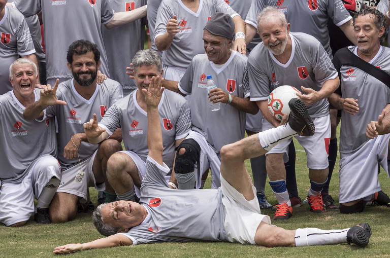 Chico Buarque deita na grama para foto do time Amigos de Chico e Lula antes do inicio do jogo de futebol contra o time Amigos do MST no campo Doutor Sócrates na Escola Nacional Florestan Fernandes