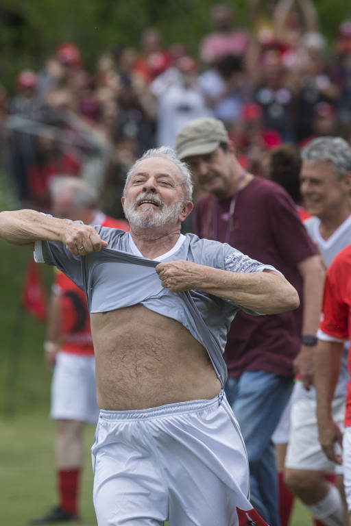 Ex-presidente Lula comemora seu gol apos cobrar falta. Seu time Amigos de Chico e Lula venceu por 2 x 1 o time Amigos do MST no campo Doutor Sócrates, da escola Nacional Florestan Fernandes