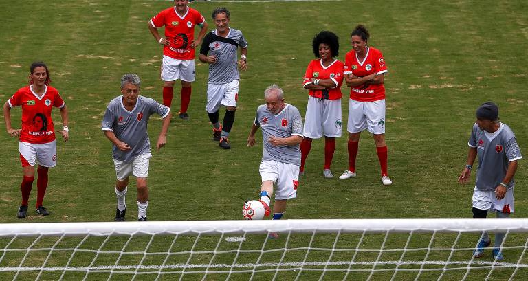 Amigos de Lula e Chico contra Amigos do MST na Escola Nacional Florestan Fernandes, do MST