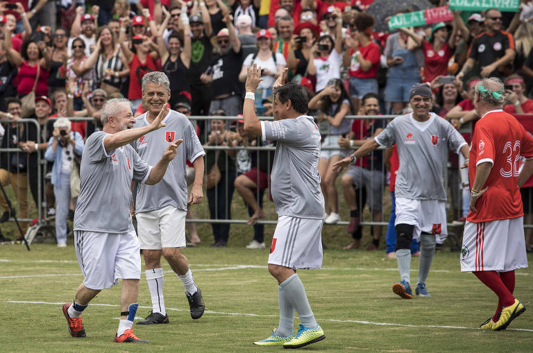 Ex-presidente Lula comemora seu gol apos cobrar falta. Seu time Amigos de Chico e Lula venceu por 2 x 1 o time Amigos do MST no campo Doutor Sócrates, da escola Nacional Florestan Fernandes