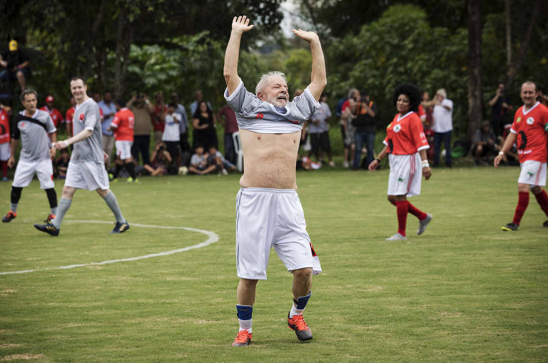 Ex-presidente Lula comemora seu gol apos cobrar falta. Seu time Amigos de Chico e Lula venceu por 2 x 1 o time Amigos do MST no campo Doutor Sócrates, da escola Nacional Florestan Fernandes