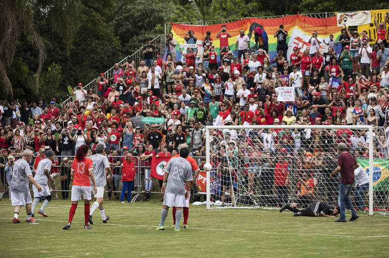Lula joga partida de futebol em campo do MST, em 2019