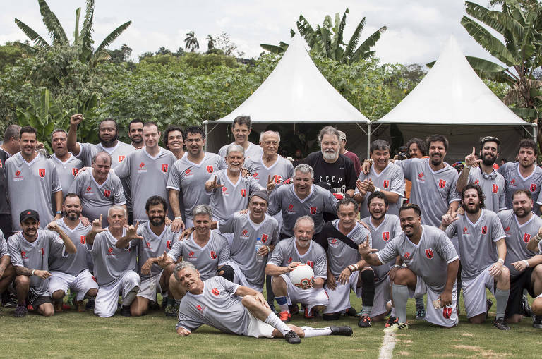 Chico Buarque deita na grama para foto do time Amigos de Chico e Lula antes do inicio do jogo de futebol contra o time Amigos do MST no campo Doutor Sócrates na Escola Nacional Florestan Fernandes