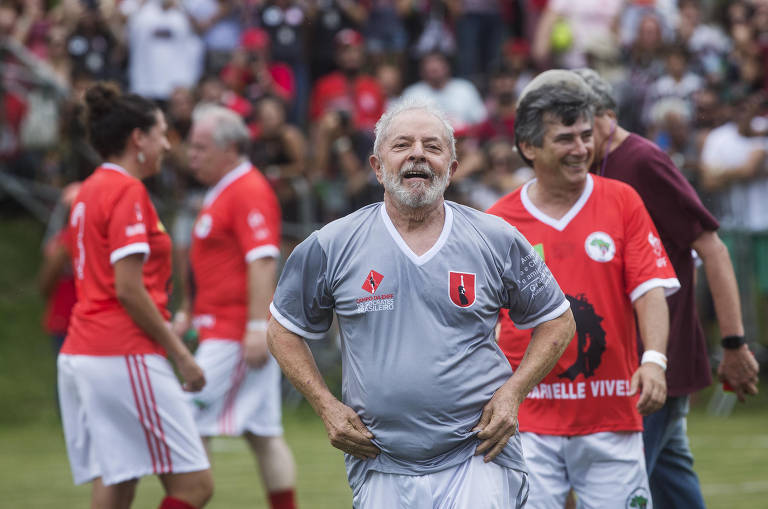 Ex-presidente Lula comemora seu gol apos cobrar falta. Seu time Amigos de Chico e Lula venceu por 2 x 1 o time Amigos do MST no campo Doutor Sócrates, da escola Nacional Florestan Fernandes