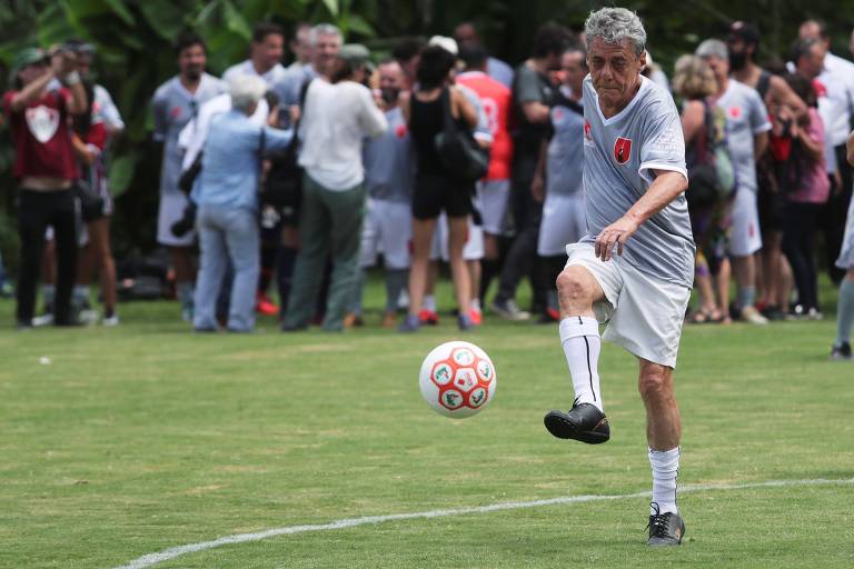 Chico Buarque joga pelo time Amigos de Lula e Chico em campo de escola ligada ao MST